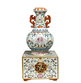 A piece of Qing Qianlong Yangcai passionflower entwined branches empty amphora round place bottle