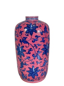 A piece of the Qing Dynasty Yongzheng year blue and white flower carmine chop flower plum vase