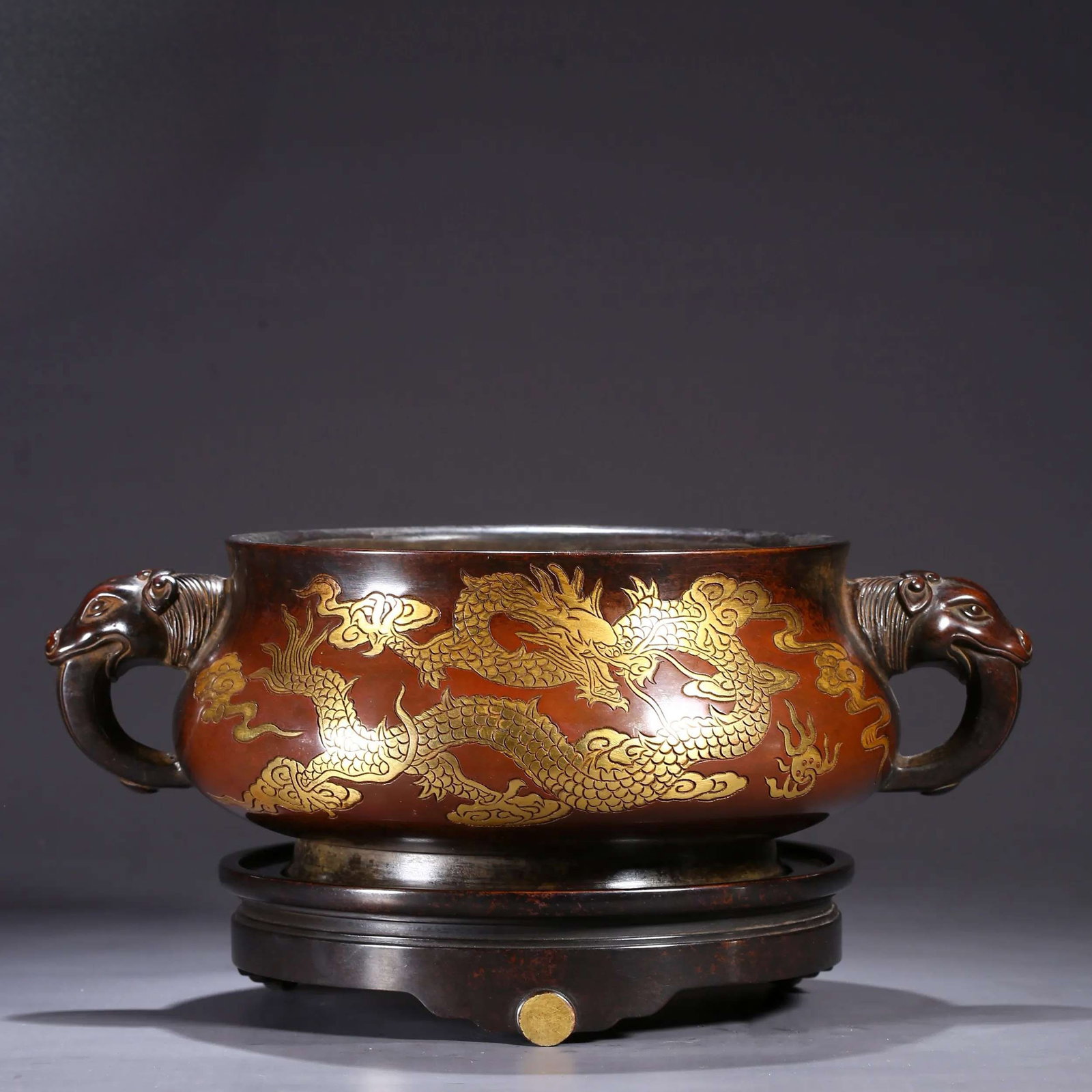 One piece of dragon ear stove: Long's ear furnace fine copper casting, excellent copper, the furnace surface is engraved with gilt, exquisite craftsmanship, equipped with copper seat, unique shape, simple skin color, round pulp SIZ