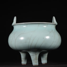 Song Dynasty official kiln powder blue glaze three-legged furnace