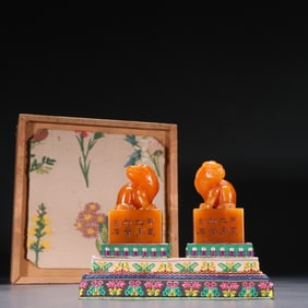 A pair of famous Tian Huangshi Rui beast buttons