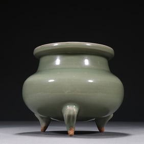 One piece of the Yue kiln three-legged mustache furnace