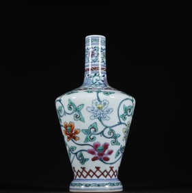 An old collection of Qing Dynasty Yongzheng Doucai entwined branch lotus golden bell bottle