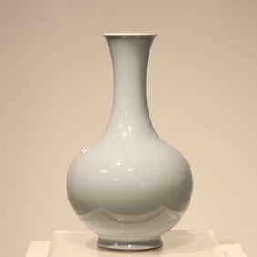 A Qing Qianlong sky blue glaze skimming appreciation bottle - auction collection