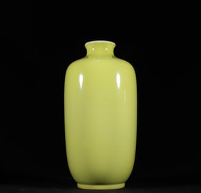 A piece of old collection of Qing Dynasty "Chenghua sustenance" lemon yellow lantern bottle
