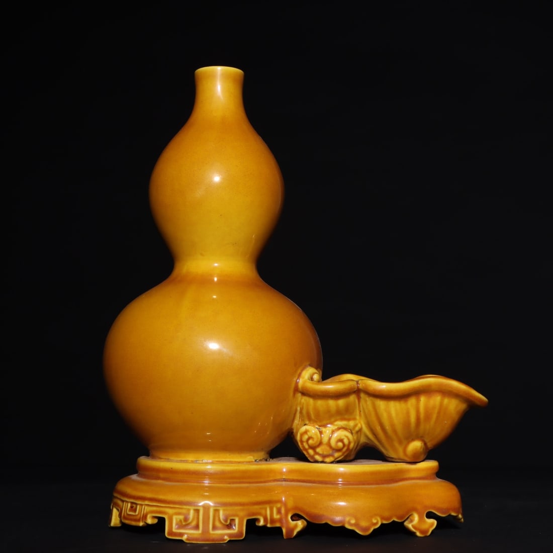 An old collection of Qianlong yellow glazed gourd bottle: Old collection of Qianlong yellow glazed gourd bottle SIZE: H:20.5cm MouthD:2.3cm Stomachdiameter17cm Bottomdiameter15.5cm (The Dimensions Of All Batches Are Manually Measured.If You Need More Detaile