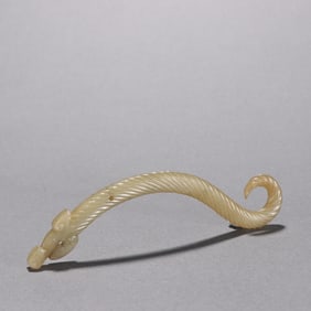 Han Hetian jade dragon shaped pendant