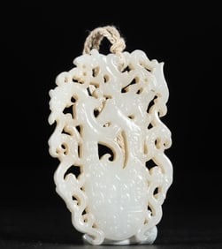 A piece of Hetian jade dragon pattern chicken heart wear
