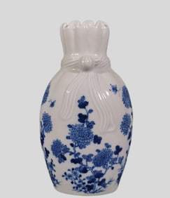A blue and white chrysanthemum streamer bottle that I am willing to smell my past