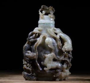 A jade vase of the same hall of the fifth generation