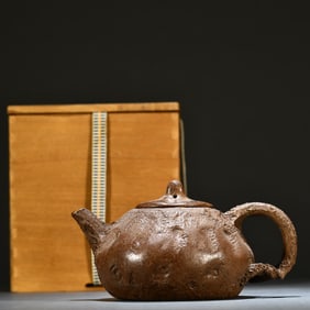 The old purple sand of the original ore is used for the spring pot