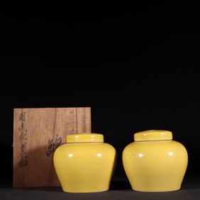 A pair of old Tibetan Ming Dynasty Chenghua chicken glaze yellow sky word jars
