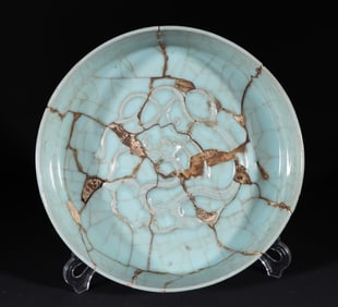 A piece of the old collection of Song Dynasty official kiln powder blue glaze dragon pattern round