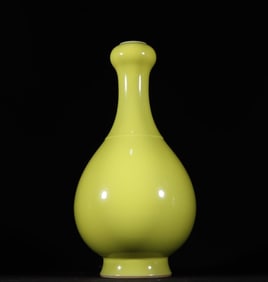 An old collection of Qing Dynasty Xianfeng lemon yellow glazed garlic head bottle