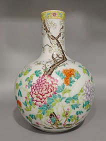 A piece of Qianlong in the Qing Dynasty pastel flower and bird celestial globe bottle