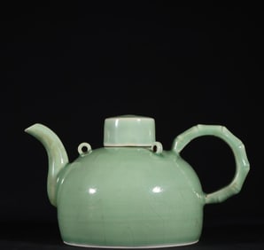 A Ming Dynasty Yongle emerald green glaze holding pot