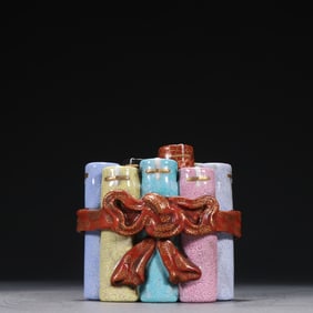 An Exquisite Qingfan red painted gold bionic porcelain firecracker-shaped lid box