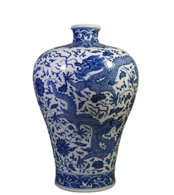 An Exquisite the Qianlong year of the Qing Dynasty blue and white entwined branches lotus pattern