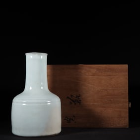 An Exquisite Song Dynasty official kiln moon white glaze "Yujin Garden style" paper bottle paper