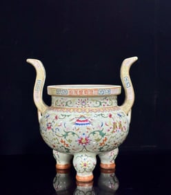One piece of Qing Qianlong: pastel bean green glaze passionflower entwined branches eight treasure