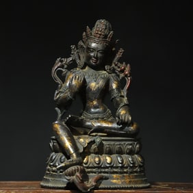 A bronze bronze statue of the Buddha of Rubbing Gold Green Tara
