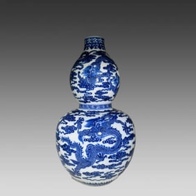 A Qing Dynasty blue and white dragon pattern gourd bottle