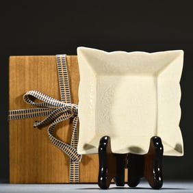 An Exquisite the Nansong period, Hebei Ding kiln square saucer, the dish is engraved with peony