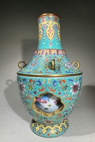 A Qing Dynasty enamel color turnaround bottle