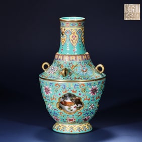 A Qing Dynasty enamel color turnaround bottle