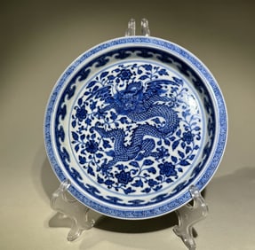 An Exquisite Qing Dynasty blue and white dragon pattern plate