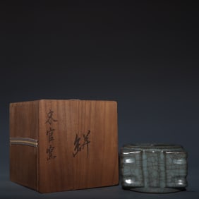 An Exquisite Song official kiln blue glaze sect wash