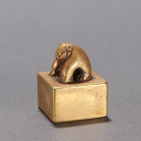 A Han bronze gilt beast twist seal
