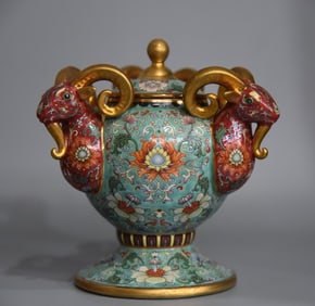 One piece of enamel color Sanyang Kaitai jar