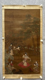 A picture of Zhou Wenju watching the dance