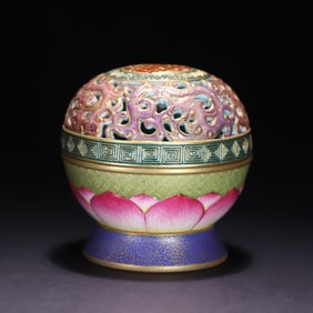 An Exquisite clear pastel dragon pattern aromatherapy burner