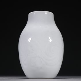 An Exquisite Qing Kangxi white glaze engraved dragon pattern bottle