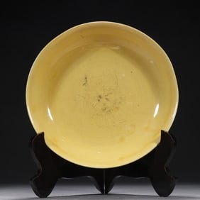 One piece of clear lemon yellow glazed monochrome glazed plate