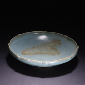 An Exquisite Ru kiln flower mouth plate
