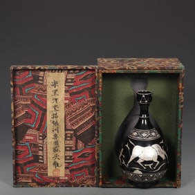 An Exquisite Song Heiru kiln depicting silver training beast pattern garlic bottle