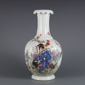 An Exquisite Qianlong in the Qing Dynasty pastel official plus official melon Ling mouth bottle