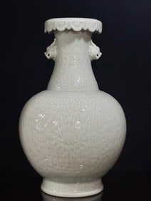 One piece of Qing Qianlong: bean green glaze carved passionflower wrapped around the branches of the