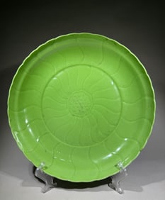 An Exquisite Qing Dynasty apple green lotus plate