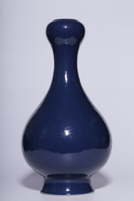 A Qing Dynasty "Qianlong Year of the Qing Dynasty" blue-glazed garlic bottle