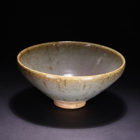 A large bowl of Jun kiln in the Yuan Dynasty
