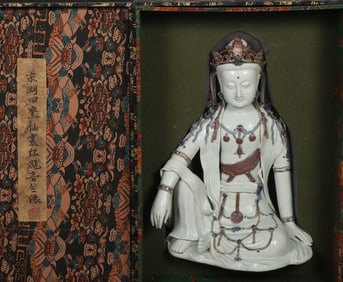 A seated statue of red Guanyin in the glaze of the Song Lake Tian kiln