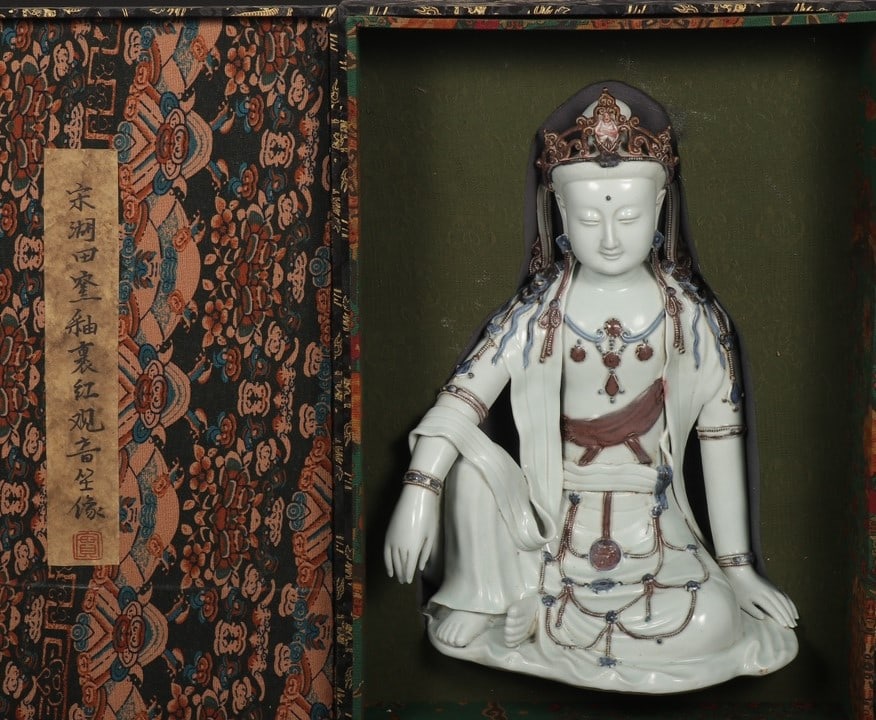 A seated statue of red Guanyin in the glaze of the Song Lake Tian kiln (1 of 9)