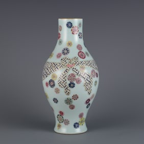 An Exquisite Qianlong in the Qing Dynasty pastel ball pattern ribbon olive