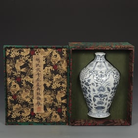 An Exquisite Ming Hongwu blue and white four seasons floral pattern large plum vase