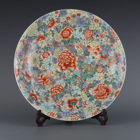 A large plate of colorful kaleido-eboni patterns made in the Kangxi year of the Qing Dynasty
