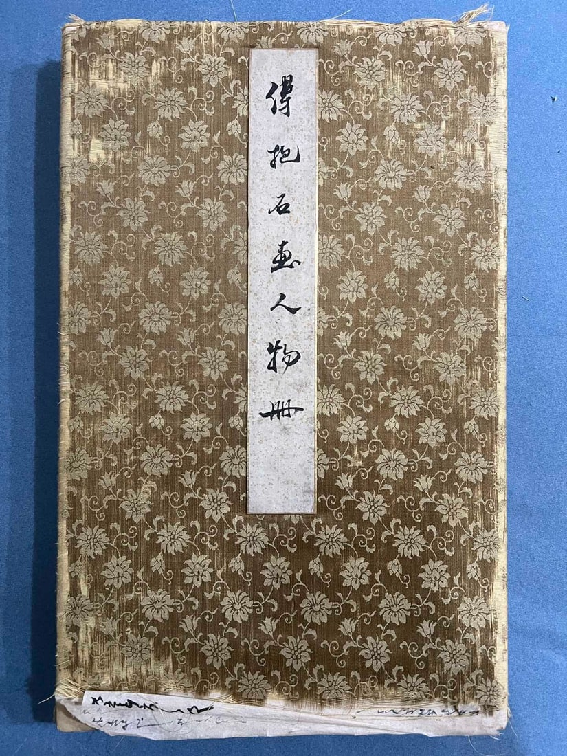 An old album of Mr. Fu Baoshi's characters: Mr. Fu Baoshi's character boutique old album A total of 12 open, 2 open, 10 open paintings Xu Beihong, Zhang Daqian inscription. Size: 53×42cm (The Dimensions Of All Batches Are Manually Measured.If